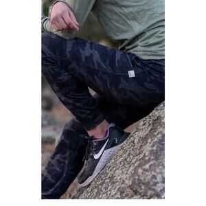 Vuori Performance Joggers Relaxed Fit DreamKnit Women's Size Small Black Camo
